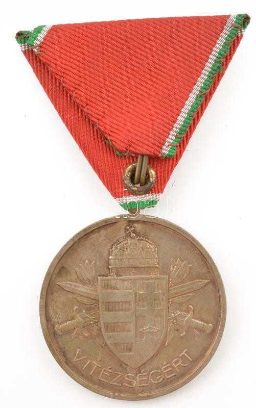 1939-1945. "Magyar Nagy Ezüst Vitézségi Érem" ezüstözött bronz kitüntetés, peremen "BRONZ" fémjel, eredeti mellszalagon. Szign.: Berán Lajos T:AU patina / Hungary 1939-1945. "Large Hungarian Silver Gallantry Medal" silver-plated bronze decoration, with "B - Image 2