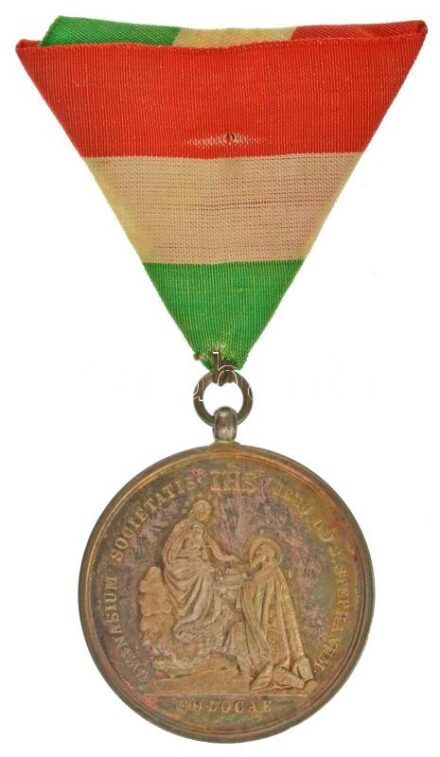 ~1873. "A kalocsai Szent István Jezsuita Gimnázium emlékérme" jelzett Ag emlékérem szalaggal, "IHS 1873" dísztokban. "GYMNASIUM SOCIETATIS JESU AD S. STEPHANUM - IHS - COLOCAE / UNUS ACCIPIT BRAVIUM" (br.:18,67g/36mm) T:UNC patina /Hungary ~1873. "Saint S