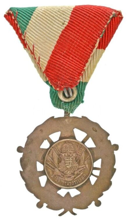 1884. "A M. O. Tűzoltó Szöv. Szolgálati Érme 25. éves szolgálat után" hátoldalon jelzett Ag kitüntetés, kör alakú medál zománcozott babérkoszorú által közrefogott ötágú csillagba foglalva, "HK" gyártói jelzéssel, mellszalaggal T:XF zománchiba, alsó két