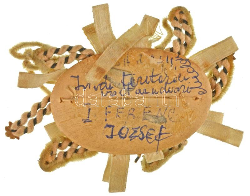 Osztrák-Magyar Monarchia ~1900. Ferenc József császár és király portréfotója kitüntetésekkel, ovális bronz lemezjelvénybe foglalva, zsinóros és szalagos díszítéssel T:VF sérült, foltos szalagrészek / Austro-Hungarian Monarchy ~1900. Portait photo of Franz - Image 2