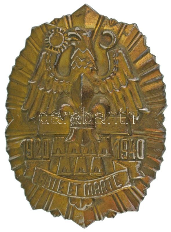 ~1940. "Arte et Marte 1920-1940" erdélyi cserkészet aranyozott Al díszjelvénye, rajta erdélyi címer fő elemeivel és a Magyar Cserkésszövetség koronás-liliomos címerével (58x43mm) T:XF kopott aranyozás / Transylvania ~1940. "Arte et Marte 1920-1940" gilt A