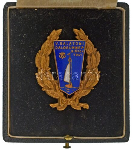 1941. "V. Balatoni Dalosünnep Siófok 1941" zománcozott bronz jelvény "Boczán Károly" gyártói jelzéssel, eredeti jelzett "Boczán" gyártói dísztokban (47x39mm) T:AU / Hungary 1941. "V. Balatoni Dalosünnep Siófok 1941" enamelled bronze badge with "Boczán Kár