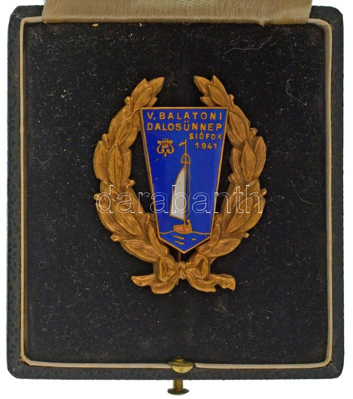 1941. "V. Balatoni Dalosünnep Siófok 1941" zománcozott bronz jelvény "Boczán Károly" gyártói jelzéssel, eredeti jelzett "Boczán" gyártói dísztokban (47x39mm) T:AU / Hungary 1941. "V. Balatoni Dalosünnep Siófok 1941" enamelled bronze badge with "Boczán Kár