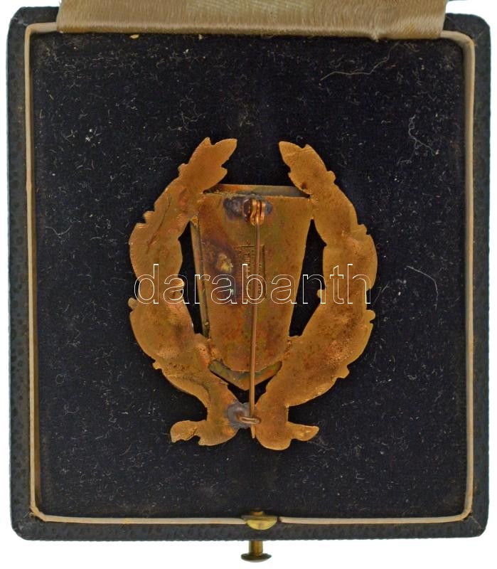 1941. "V. Balatoni Dalosünnep Siófok 1941" zománcozott bronz jelvény "Boczán Károly" gyártói jelzéssel, eredeti jelzett "Boczán" gyártói dísztokban (47x39mm) T:AU / Hungary 1941. "V. Balatoni Dalosünnep Siófok 1941" enamelled bronze badge with "Boczán Kár - Image 2