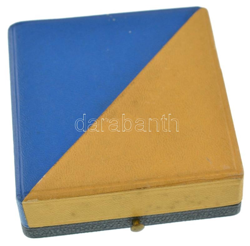 1941. "V. Balatoni Dalosünnep Siófok 1941" zománcozott bronz jelvény "Boczán Károly" gyártói jelzéssel, eredeti jelzett "Boczán" gyártói dísztokban (47x39mm) T:AU / Hungary 1941. "V. Balatoni Dalosünnep Siófok 1941" enamelled bronze badge with "Boczán Kár - Image 3