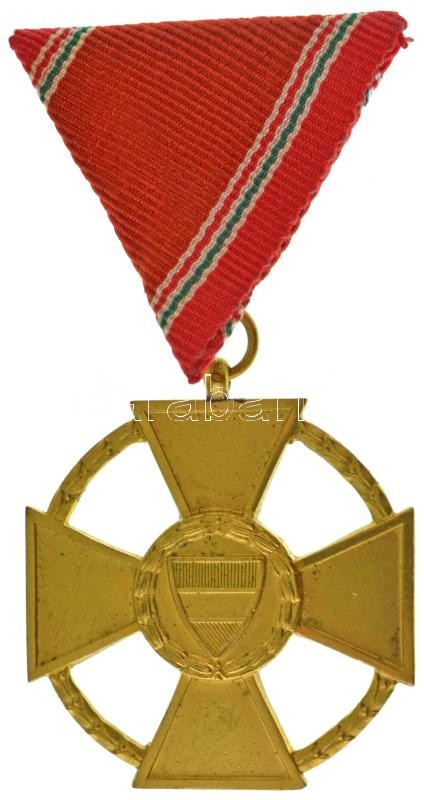 1946. "Magyar Köztársasági Érdemérem arany fokozata" aranyozott bronz kitüntetés nem saját mellszalagon, nem saját, sérült tokban T:AU / Hungary 1946. "Merit Medal of the Hungarian Republic, Bronze Grade" bronze decoration on not own ribbon, in not origin