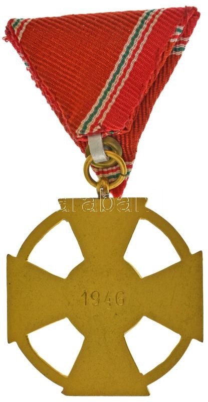 1946. "Magyar Köztársasági Érdemérem arany fokozata" aranyozott bronz kitüntetés nem saját mellszalagon, nem saját, sérült tokban T:AU / Hungary 1946. "Merit Medal of the Hungarian Republic, Bronze Grade" bronze decoration on not own ribbon, in not origin - Image 2