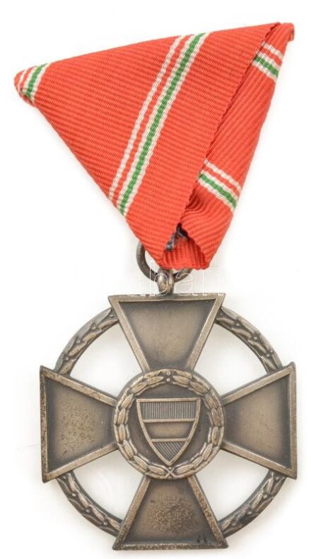 1946. "Magyar Köztársasági Érdemérem ezüst fokozata" ezüstözött bronz kitüntetés eredeti mellszalagon, viseltes adományozói tokban T:UNC,AU / Hungary 1946. "Merit Medal of the Hungarian Republic, Silver Grade" silver plated bronze decoration on original r