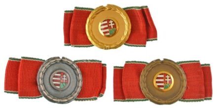 1948. "Köztársasági Elnök Elismerésének Arany, Ezüst és Bronz Koszorúja" aranyozott, ezüstözött bronz és bronz kitüntetések szalaggal, nem adományozott, feltehetően az 1980-as években a Pénzverőben készült példányok T:UNC / Hungary 1948. "Golden, Silver a