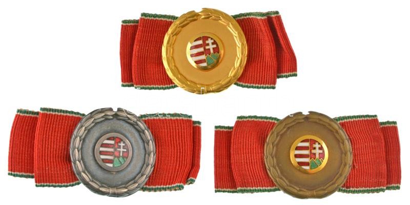 1948. "Köztársasági Elnök Elismerésének Arany, Ezüst és Bronz Koszorúja" aranyozott, ezüstözött bronz és bronz kitüntetések szalaggal, nem adományozott, feltehetően az 1980-as években a Pénzverőben készült példányok T:UNC / Hungary 1948. "Golden, Silver a