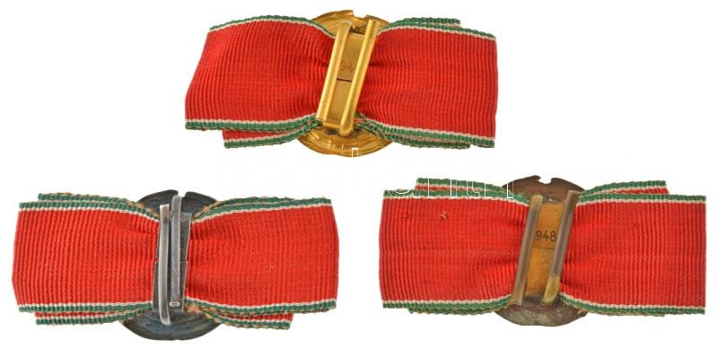 1948. "Köztársasági Elnök Elismerésének Arany, Ezüst és Bronz Koszorúja" aranyozott, ezüstözött bronz és bronz kitüntetések szalaggal, nem adományozott, feltehetően az 1980-as években a Pénzverőben készült példányok T:UNC / Hungary 1948. "Golden, Silver a - Image 2