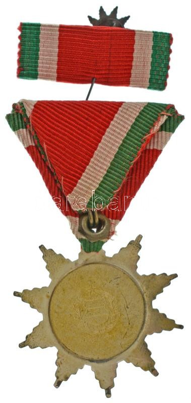 1957. "Magyar Szabadság Érdemrend" ezüst fokozata, ezüstözött bronz kitüntetés mellszalagon, szalagsávval, miniatűrrel, eredeti tokban T:XF Hungary 1957. "Order of Merit of Hungarian Freedom, Silver Grade" silver plated bronze decoration with ribbon, and - Image 2