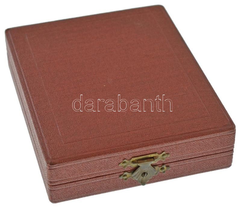 1957. "Magyar Szabadság Érdemrend" ezüst fokozata, ezüstözött bronz kitüntetés mellszalagon, szalagsávval, miniatűrrel, eredeti tokban T:XF Hungary 1957. "Order of Merit of Hungarian Freedom, Silver Grade" silver plated bronze decoration with ribbon, and - Image 3