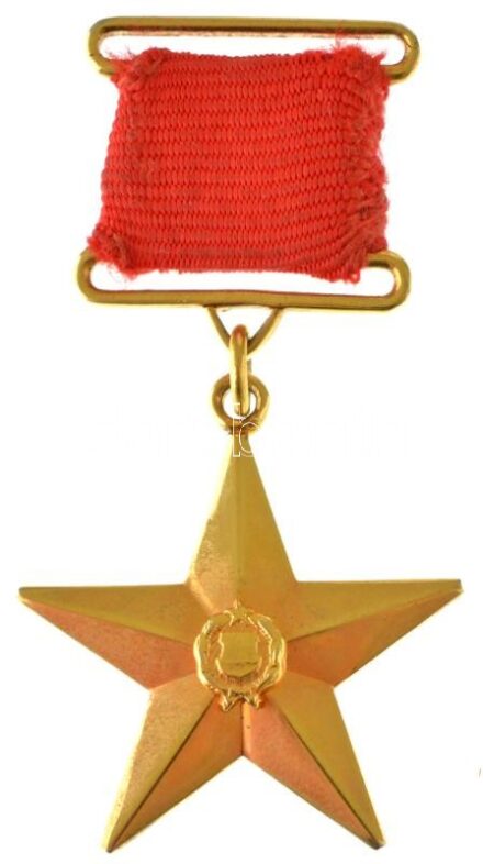 1979. "A Magyar Népköztársaság Hőse" aranyozott tombak kitüntetés jelzés nélkül, Kádár-címer a csillagon, vörös szalagon, nem adományozott példány (prototípus?) (31mm) T:UNC Hungary 1979. "Hero of the Hungarian Peoples's Republic" gilt tombac decoration w