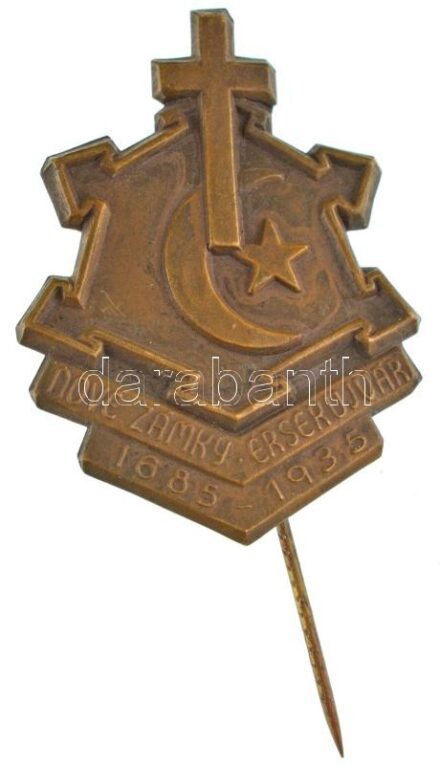 Csehszovákia 1935. "Nové Zámky - Érsekújvár 1685-1935" bronz jelvény Érsekújvár ostromának 250. évfordulójára, hátlapon "TENCER N. ZÁMKY" gyártói jelzéssel. Ritkán előforduló, rendkívül szép állapotú darab! (40x30mm) T:AU / Czechoslovakia 1935. "Nové Zámk